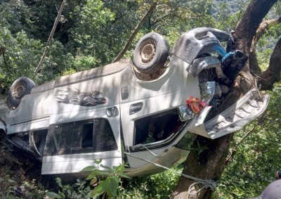 पोखरा जाँदै गरेको माइक्रोबस नुवाकोटमा दुर्घटना, १२ जना घाइते