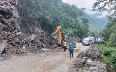 पहिरोका कारण मुग्लिन-मलेखु सडक अवरुद्ध