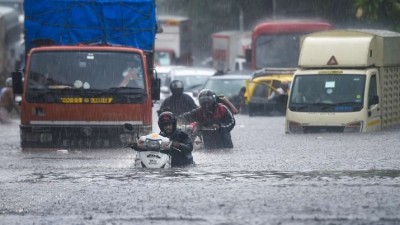 मुम्बईमा भारी वर्षाका कारण उडान प्रभावित