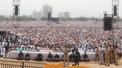 सम्मान कार्यक्रममा सहभागीहरूलाई चर्को घाममा राख्दा गर्मीले १२ जनाको मृत्यु