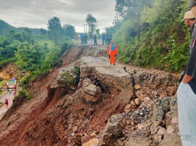 अविरल वर्षाले देशभर ६३ स्थानमा यातायात अवरुद्ध, काठमाडौँ उपत्यका प्रवेश गर्ने सबै नाका बन्द