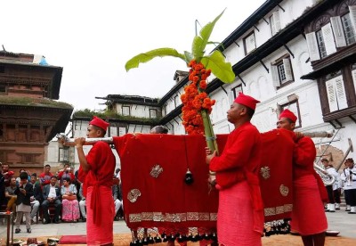 बिहीबार हनुमानढोका दसैँ घरमा फूलपाती भित्र्याइँदै