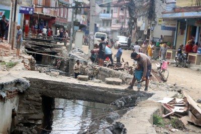 सामाखुसीका स्थानीय आफैंले भत्काउन थाले खोला छेउका घर र खोला छोपिएको स्ल्याब