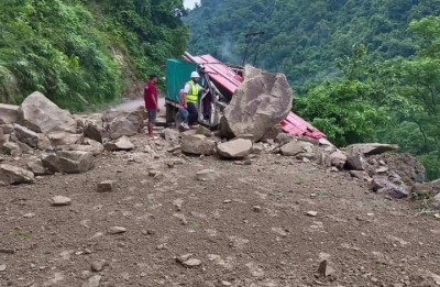 सिद्धबाबा क्षेत्रमा गुडिरहेको जीपमाथि पहिरो खस्दा ३ जना घाइते