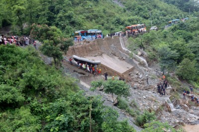 सिमलताल पहिरो :  बससहित यात्रुको खोजी जारी