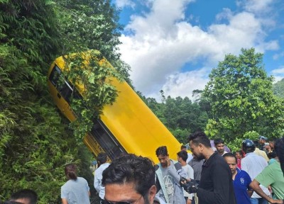 पोखरामा स्कुल बस दुर्घटना, दुईजनाको मृत्यु