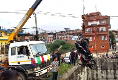 शान्तिनगरको बागमती पुलमा मोटरसाइकल खस्दा एकको मृत्यु