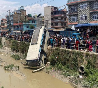 तारकेश्वरमा बससँग ठोक्किँदा मोटरसाइकल चालकको मृत्यु, बस रेलिङ भत्काएर खस्यो शेषमती खोलामा