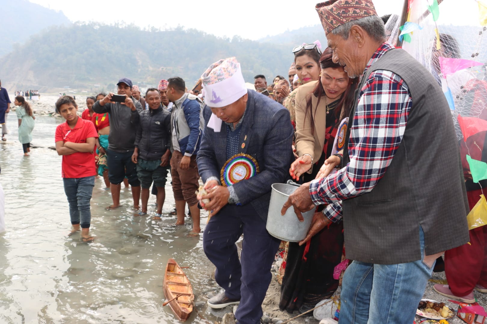 खोला सरसफाइ र पूजा गर्दै माझी समुदायले मनाए ‘लदी’पर्व