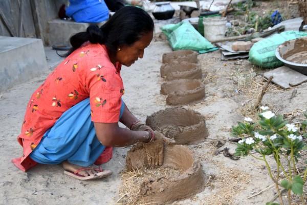 माटोको चुलो बनाउँदै विष्णुकुमारी