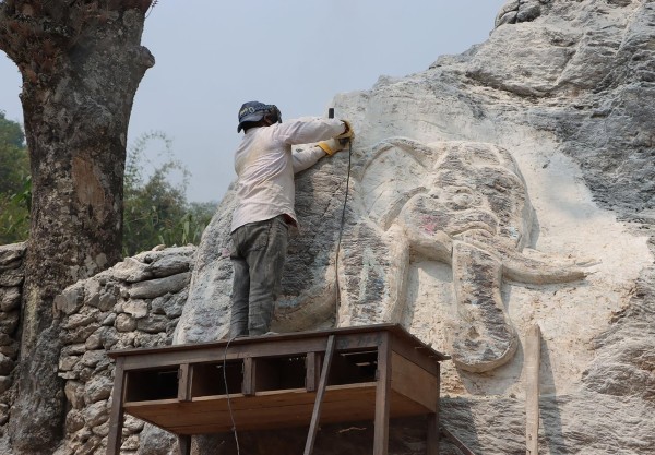 ढुङ्गामा हात्तीको आकृति