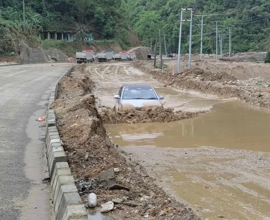 वर्षाका कारण मुग्लिन–पोखरा सडक आवागमनमा सास्ती