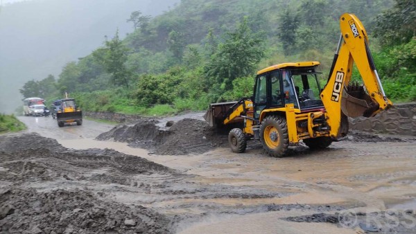 वर्षाका कारण अवरुद्ध बिपी र अरनिका राजमार्ग एकतर्फी सञ्चालन