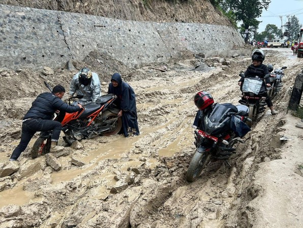 अरनिको र बिपी राजमार्गमा नियमित यातायात सञ्चालन