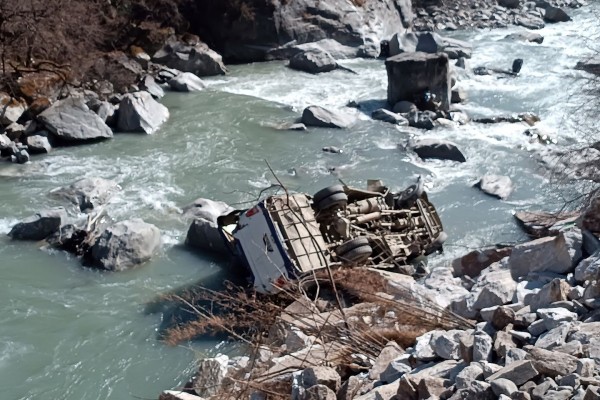 पर्यटक बोकेर पोखरा हिडेको बस कालीगण्डकीमा खस्दा १७ जना घाइते