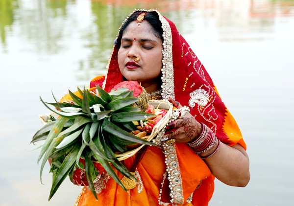 छठी मइयाको पूजा अराधना गर्दै व्रतालु