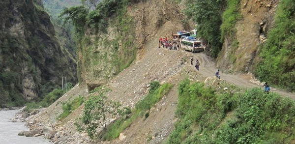 पहिरोले बेँसीसहर-चामे सडक अवरुद्ध