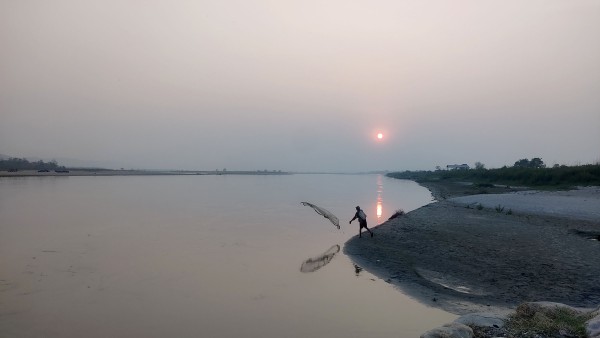 माछा मार्न जाल थाप्दै