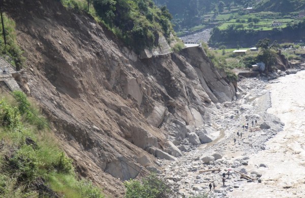 विभिन्न राजमार्गका पाँच खण्ड पूर्ण अवरुद्ध, आठ सडकमा एकतर्फी आवागमन