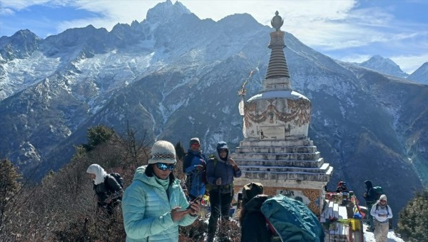 सगरमाथा क्षेत्रमा अवस्थित बौद्ध स्तूपमा पर्यटक