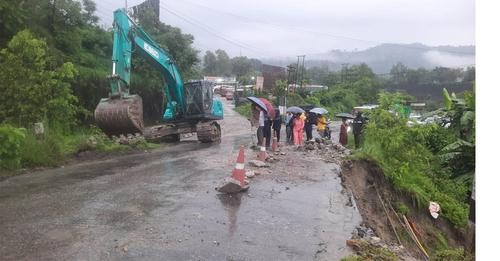 पोखरामा सडक भासिँदा आवागमनमा समस्या