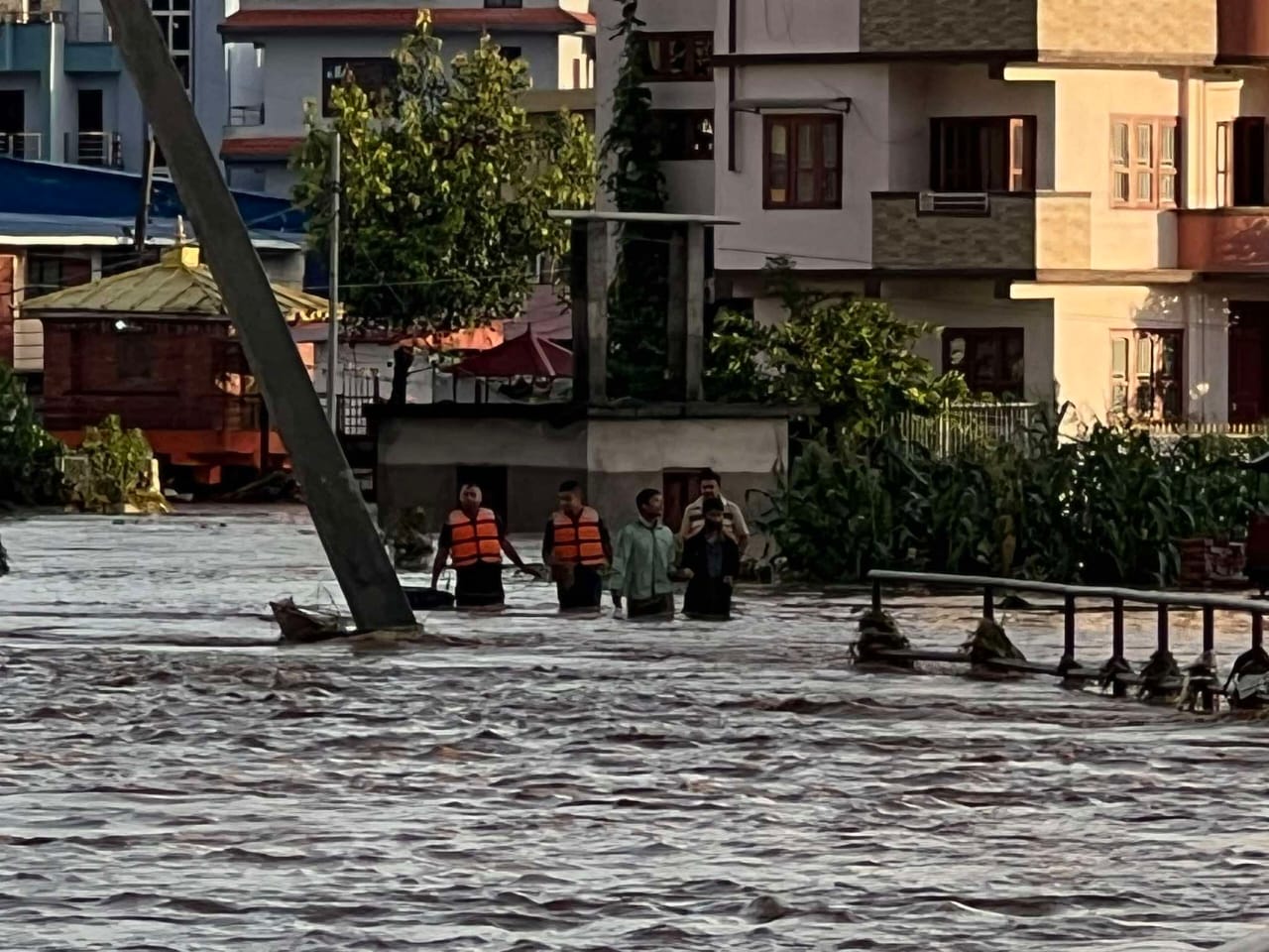 अविरल वर्षाको कारण उपत्यकाको विभिन्न ठाउँमा डुबानमा परेकाहरुको उद्धार (तस्विरहरु)