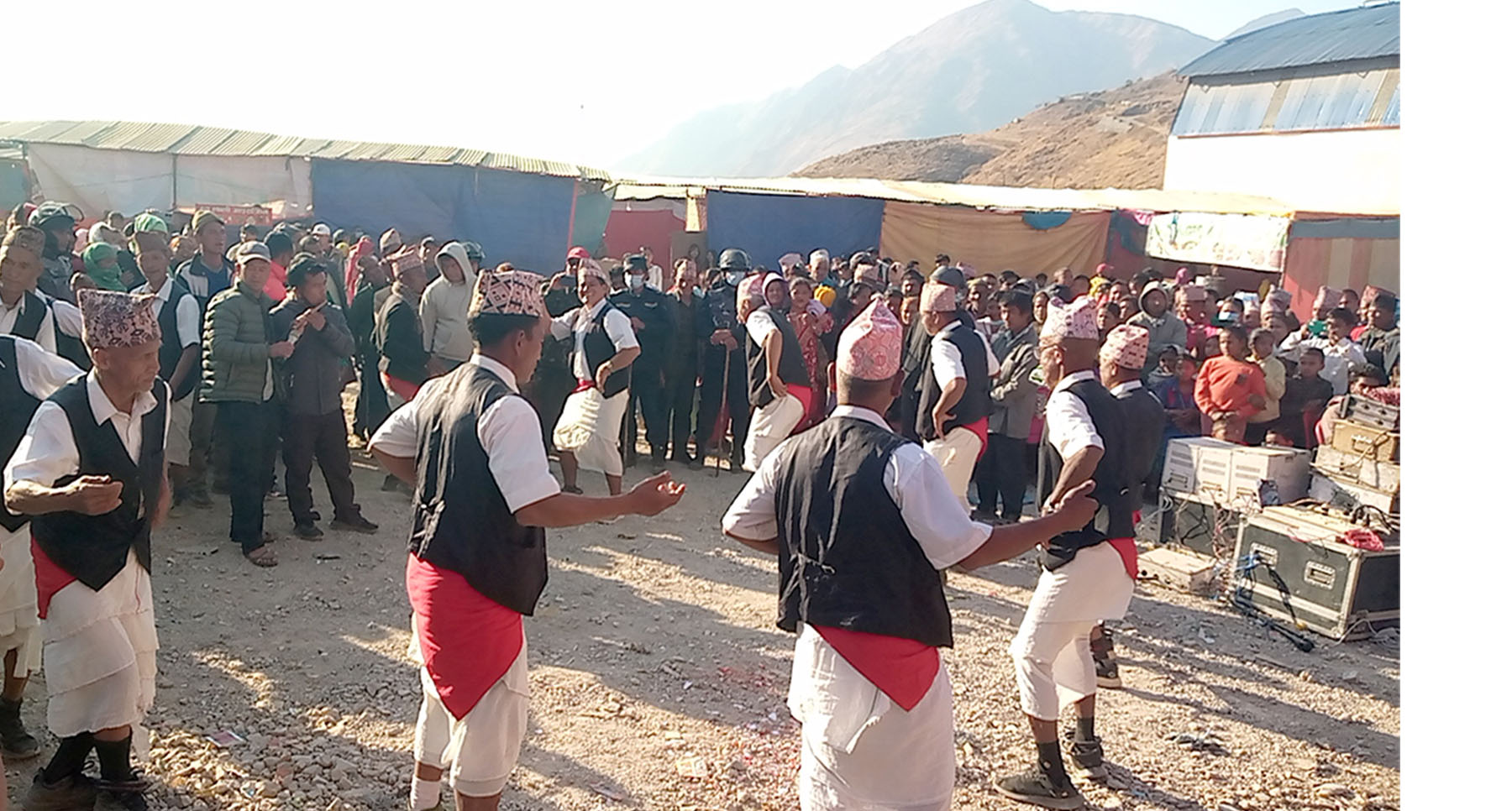 पैसेरु नृत्य प्रस्तुत गर्दै