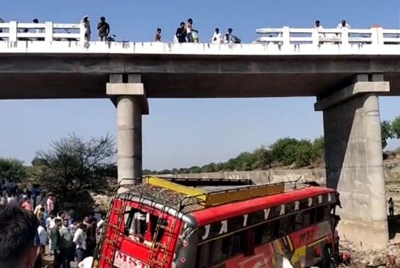 बैराड नदीमा बस खस्दा १५ जनाको मृत्यु