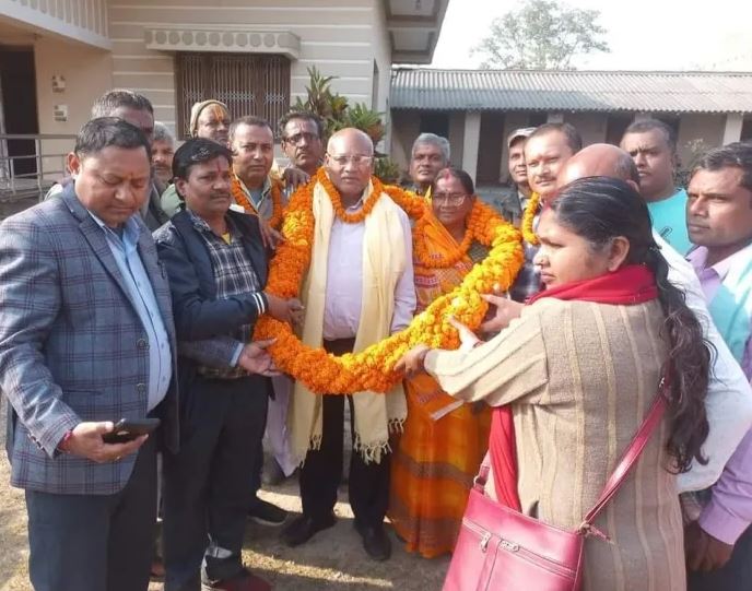 थमन विक हत्या प्रकरणमा सफाइ पाएका एमाले सांसद लक्ष्मी महतो कोइरीलाई २१ किलोको मालाले स्वागत