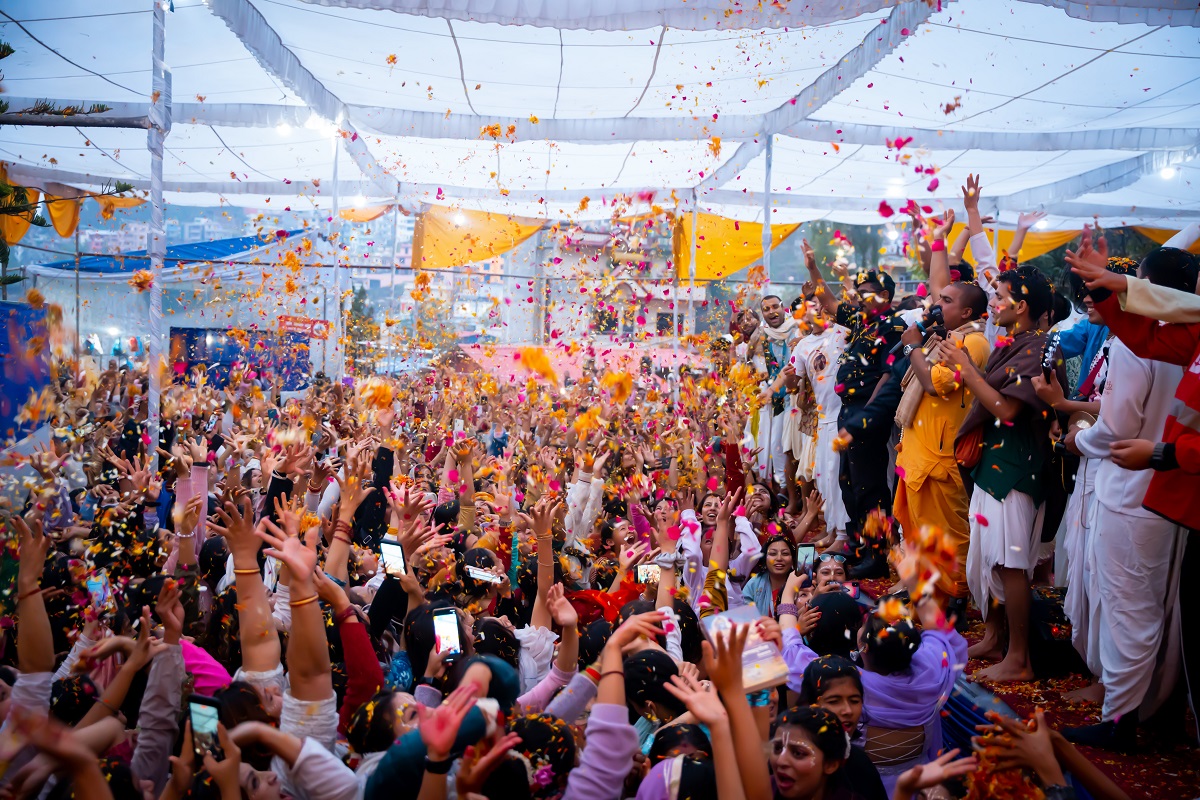 इस्कोन नेपालद्वारा हजारौं भक्तजनहरुको साथ हर्षोल्लासपूर्ण फुलमालाको होली