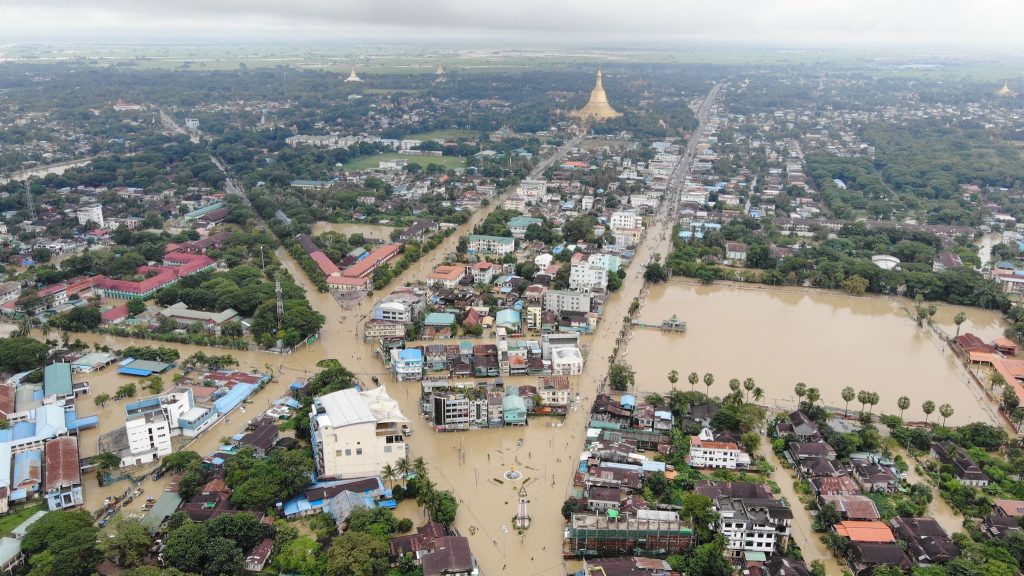 म्यानमाको बाढीमा हजारौँ बासिन्दाहरू फसे घरभित्रै