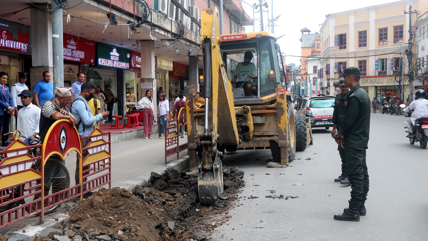 काठमाडौँको न्यूरोड क्षेत्रमा फुटपाथ विस्तार (तस्विरहरु)