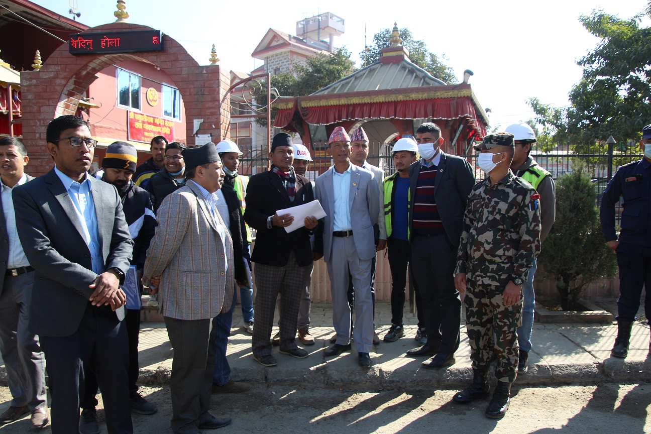 कर्मचारीलाई शहरी मन्त्री चौधरीको प्रश्न, काममा ढिलाई गर्दा कमिसन बढ्छ ?