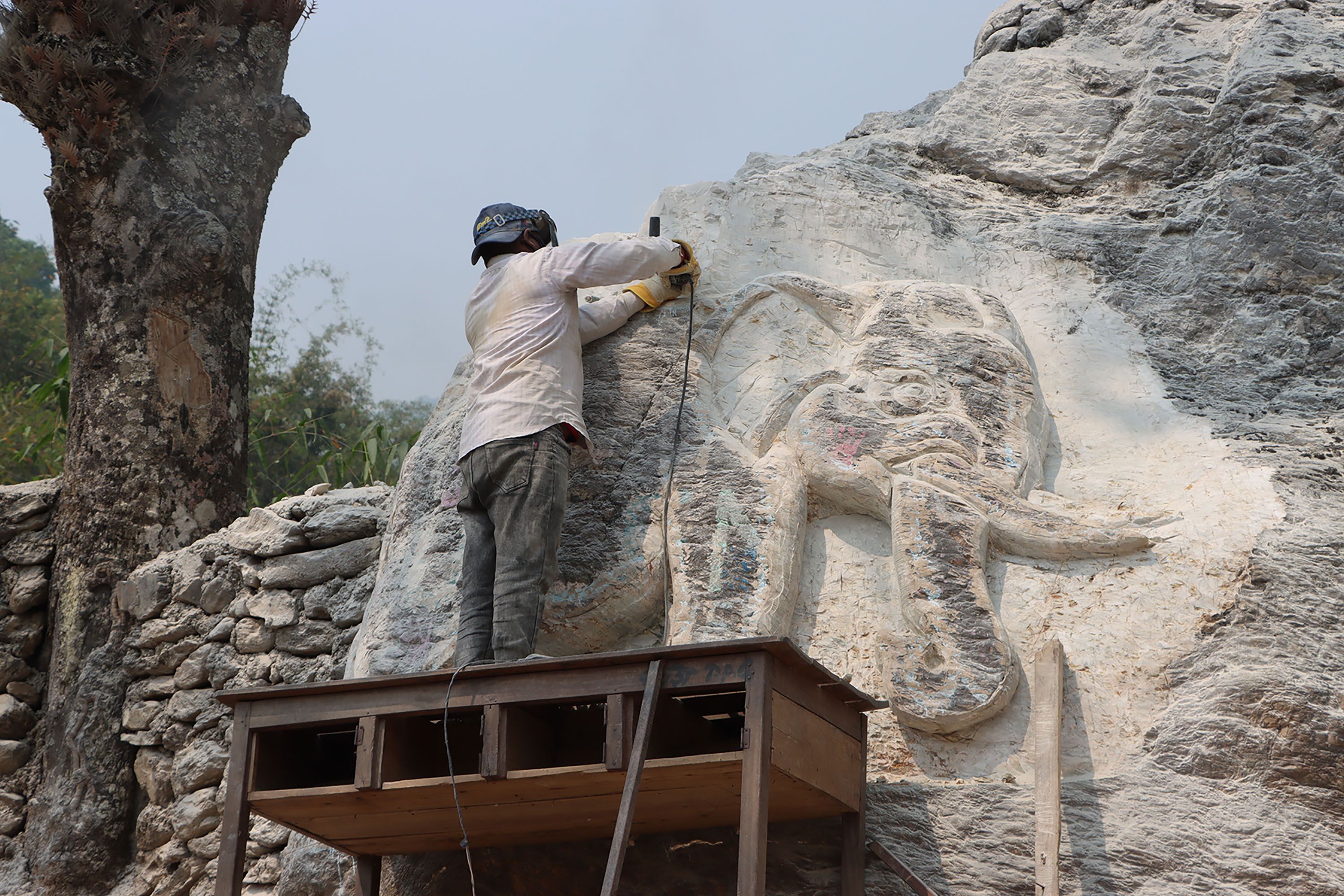 ढुङ्गामा हात्तीको आकृति