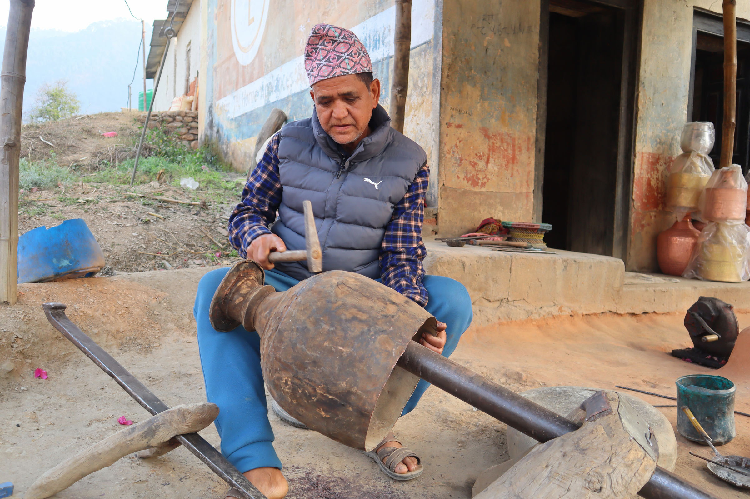 तामाका भाँडा बनाउँदै प्युठान कालिगड