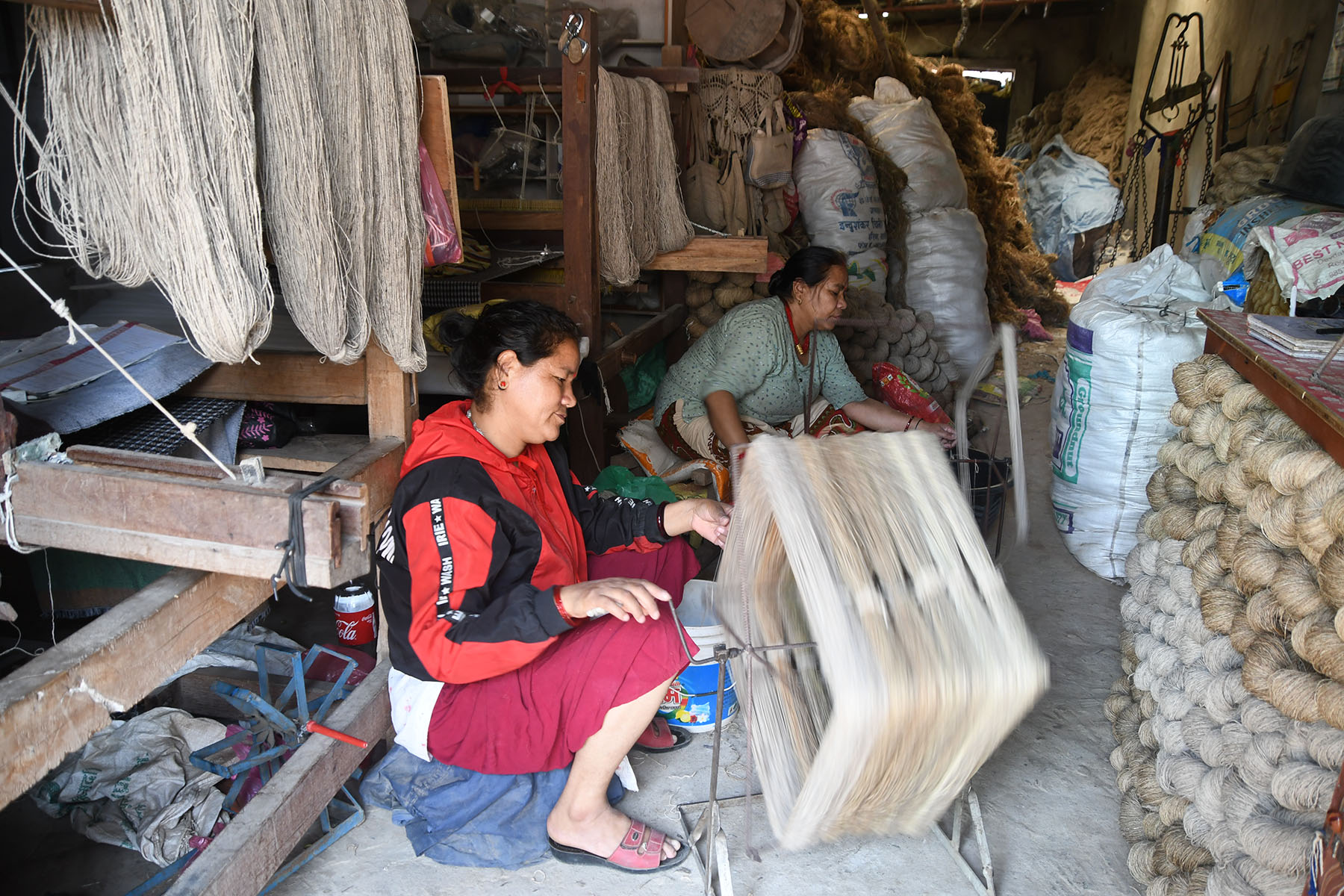 चर्खामा अल्लो धागो बनाइँदै