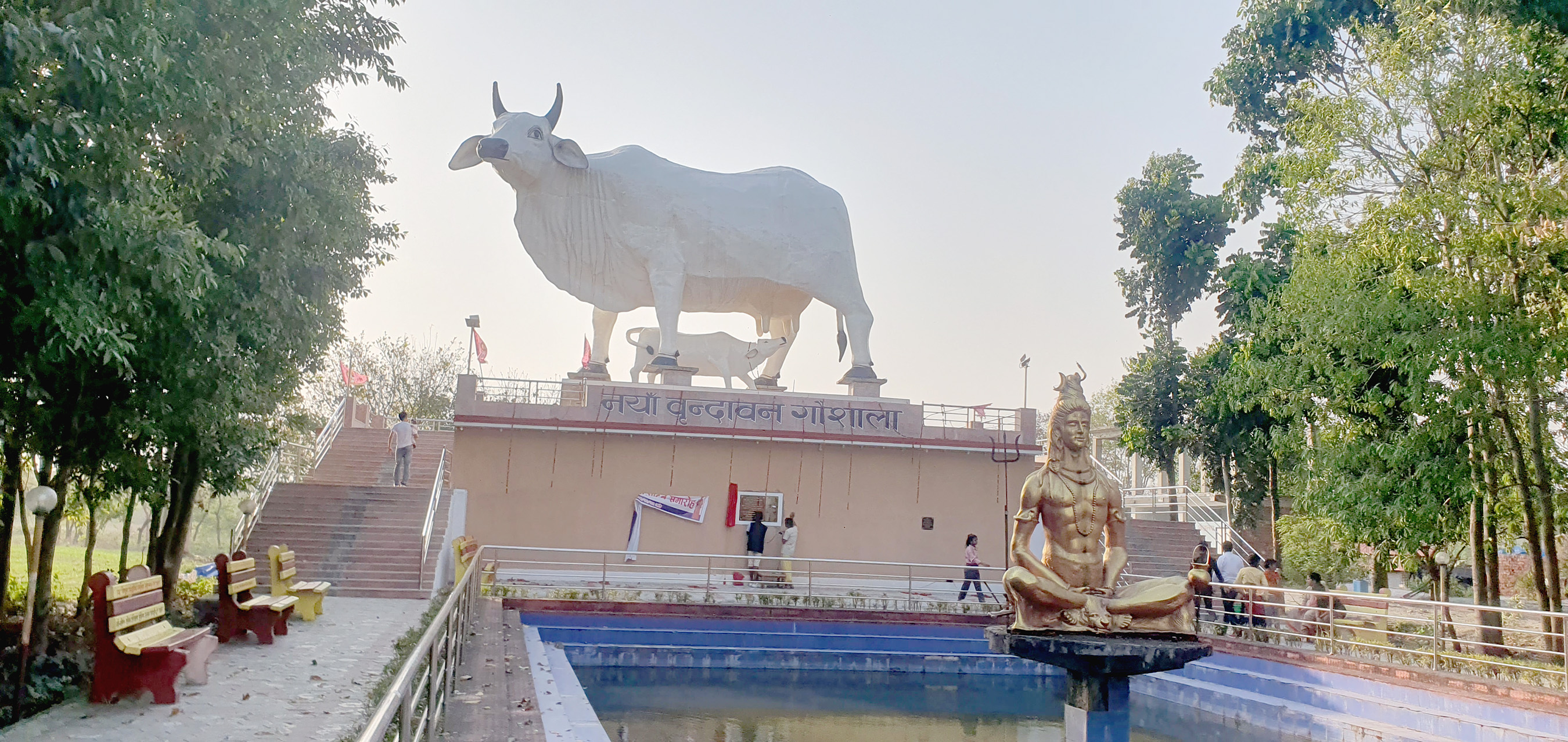 नयाँ वृन्दावन गौशाला परिसरमा  रहेको गाईको प्रतिमा