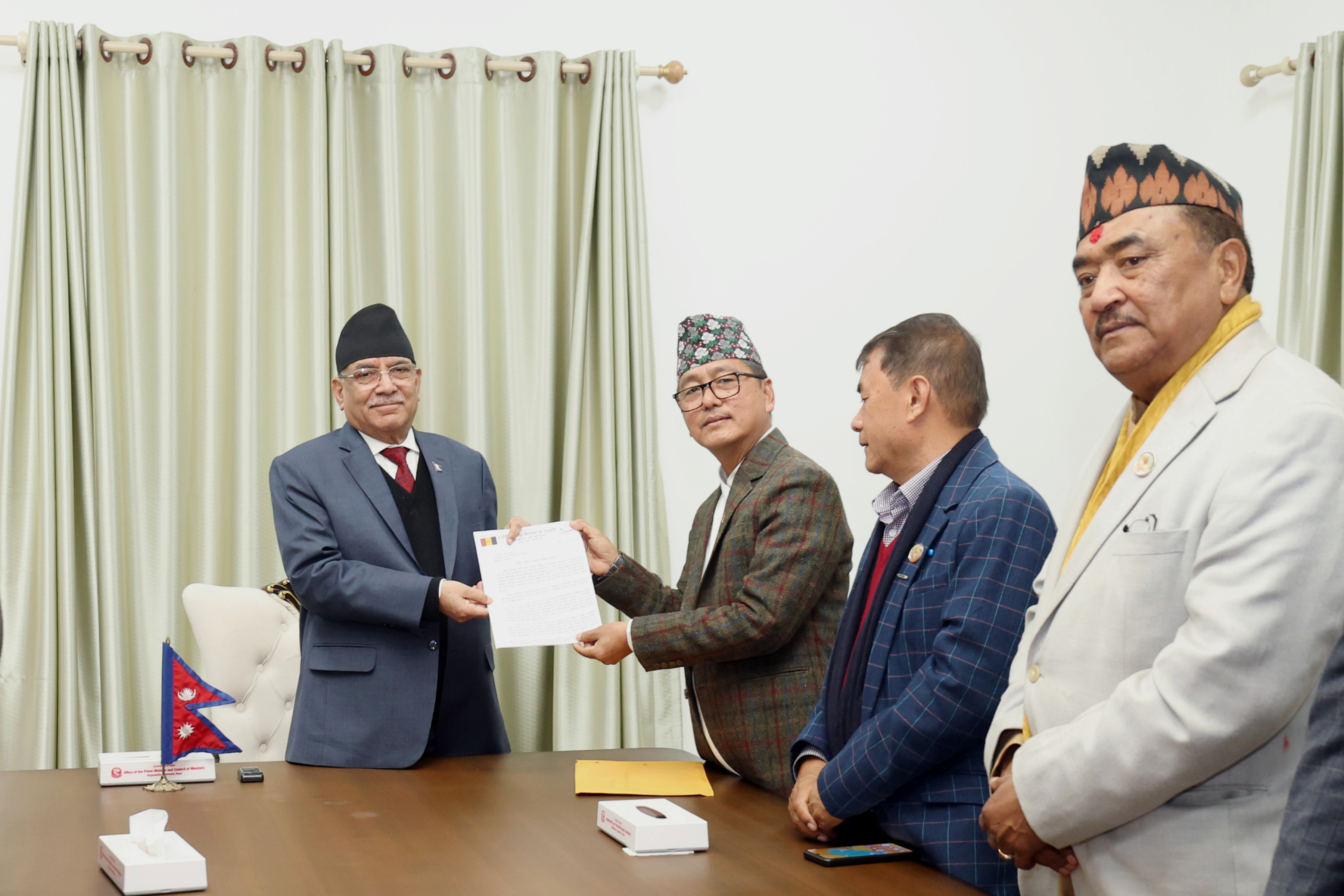 राजसंस्थाको मागसहित प्रधानमन्त्रीलाई ४० बूँदे ज्ञापनपत्र बुझाउँदै राप्रपा