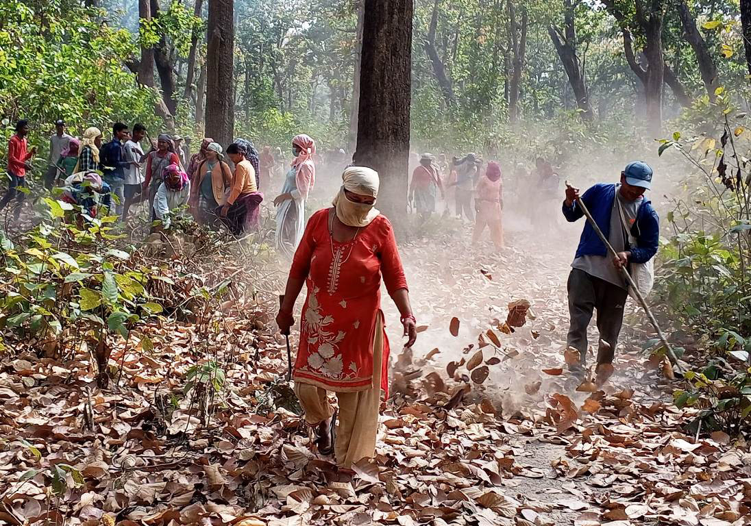 अग्नी रेखा निर्माण गर्दै उपभोक्ता