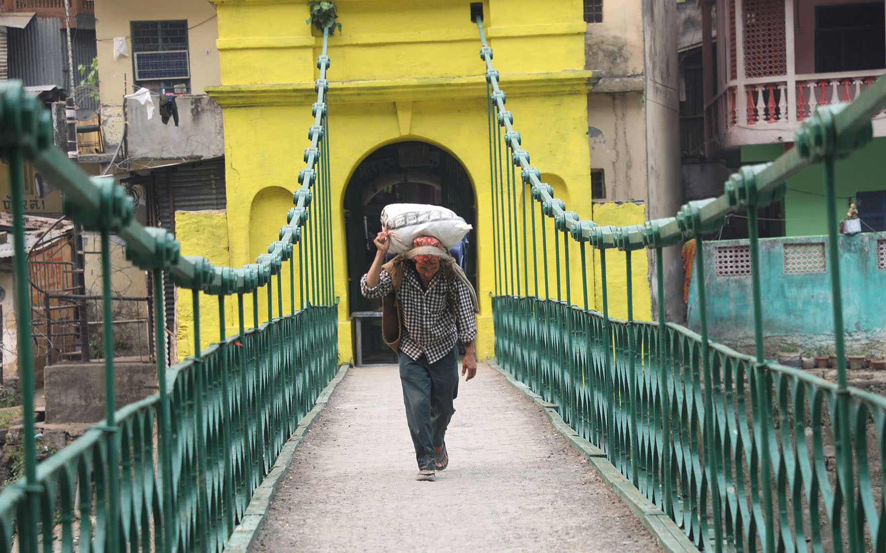 भारतबाट नेपालतर्फ सामान ल्याउँदै स्थानीय बासिन्दा