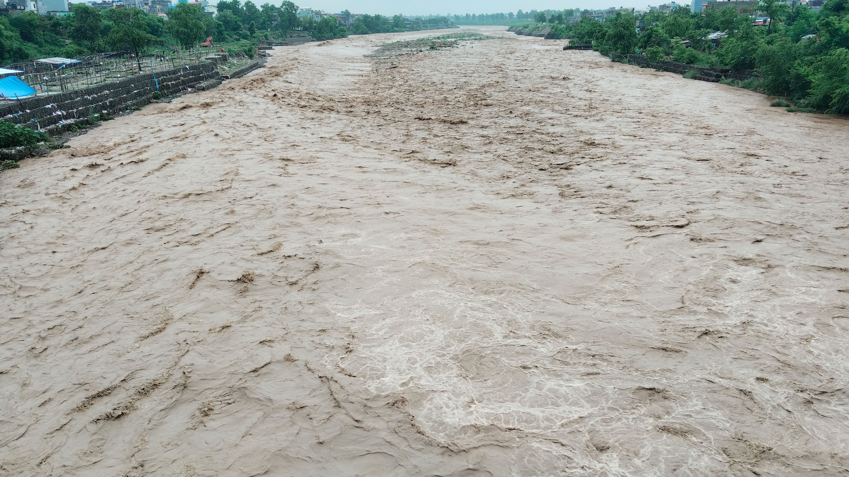 तिनाउ नदीमा बढ्यो पानीको सतह