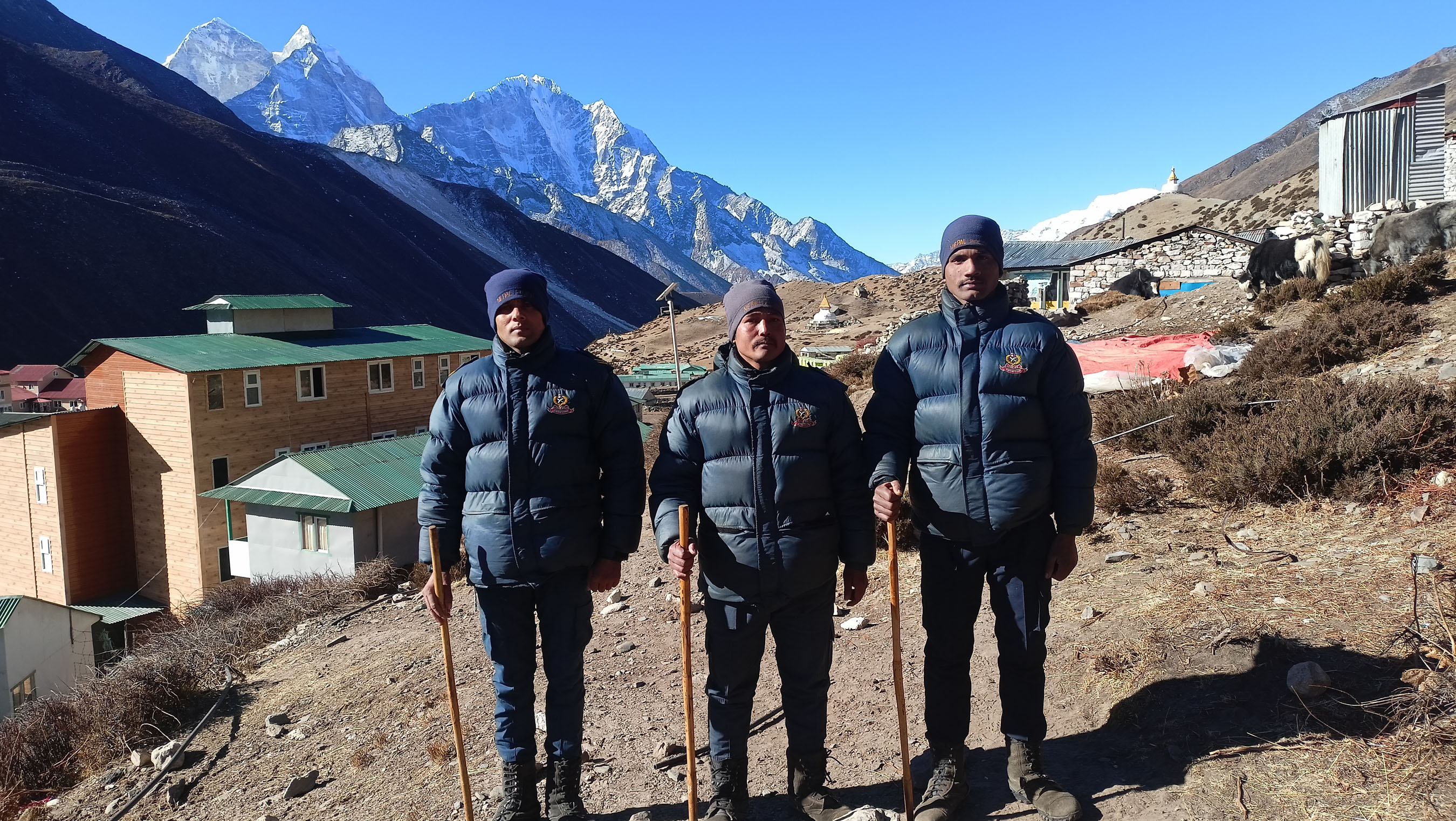 हिमाली क्षेत्रमा सुरक्षा दिँदै प्रहरी