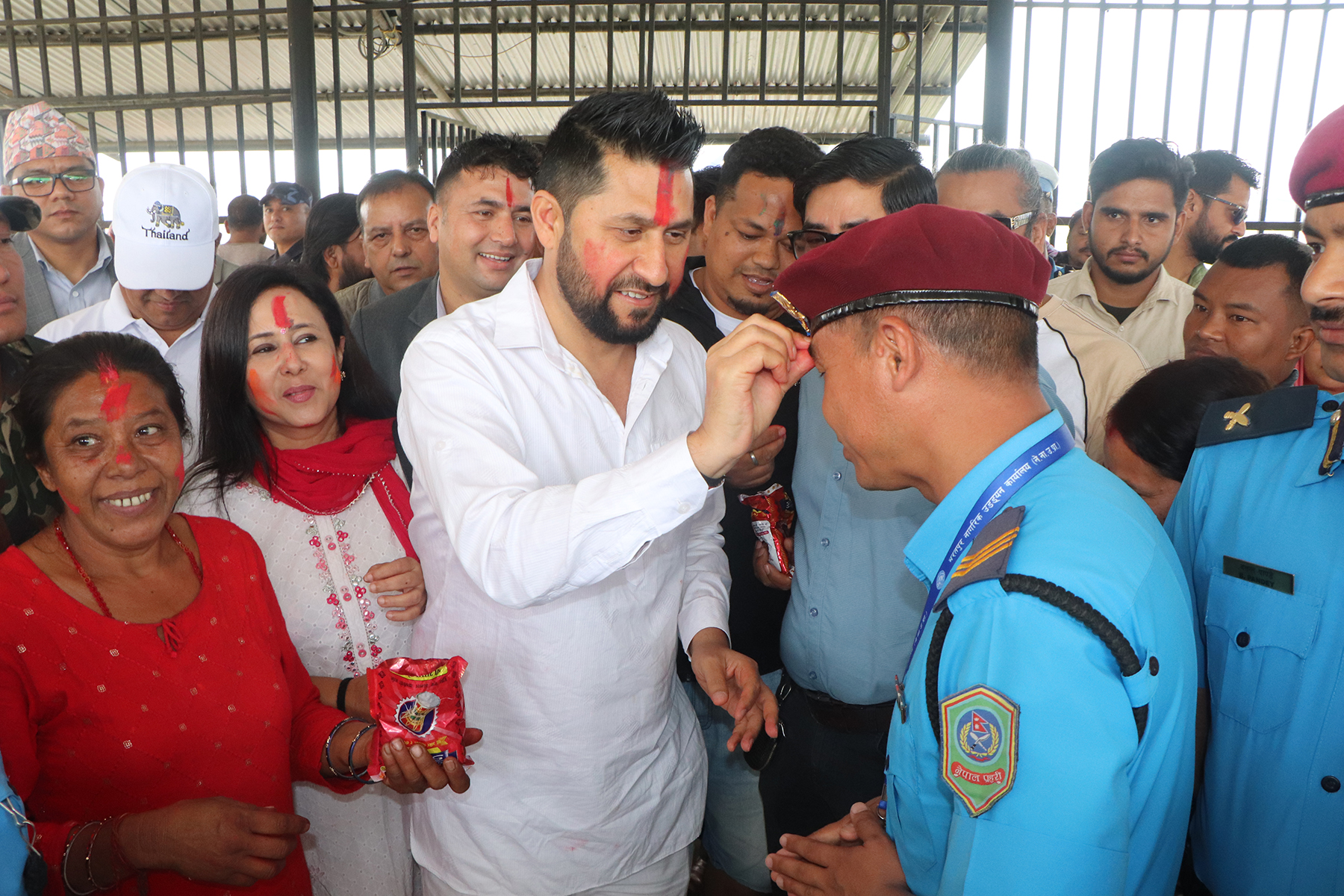 सुरक्षाकर्मीलाई रङ लगाउँदै गृहमन्त्री लामिछाने