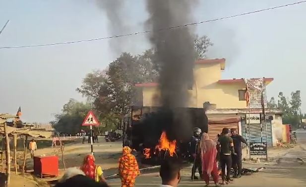 पानी टयाङ्करको ठक्करले दुई बालकको मृत्यु, स्थानीयद्धारा टयाङ्करमा आगजनी