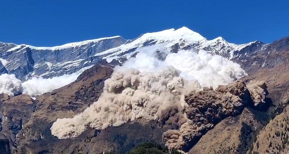 दार्चुलामा यार्सा टिप्न गएका ८ जना हिमपहिरोमा पुरिएको आशंका