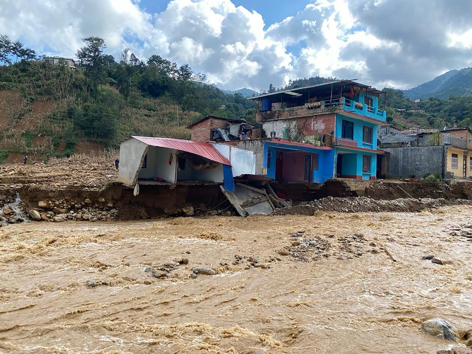 बाढीपहिरोमा परी दुई सय २८ जनाको मृत्यु