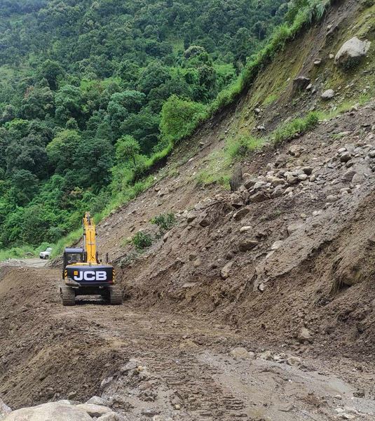 अवरुद्ध डुम्रे-बेँसीसहर सडक एकतर्फी सञ्चालनमा