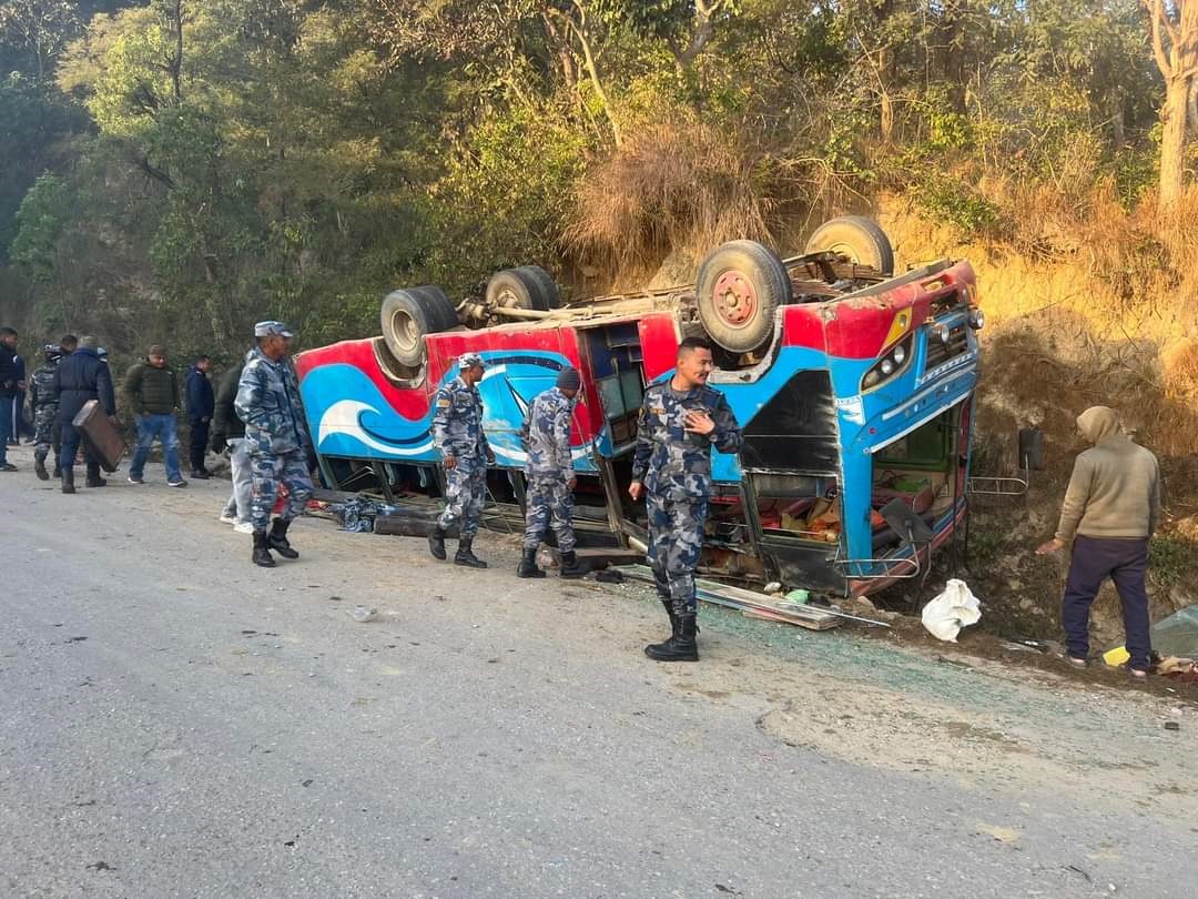 बर्दियाबाट वनभोजका लागि दाङ आईरहेको बस दुर्घटना