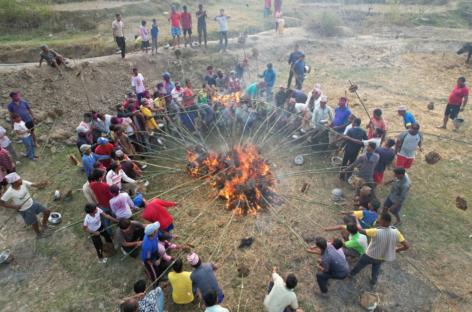 गुइठा लिएर आगो लिन आएका थारु समुदाय