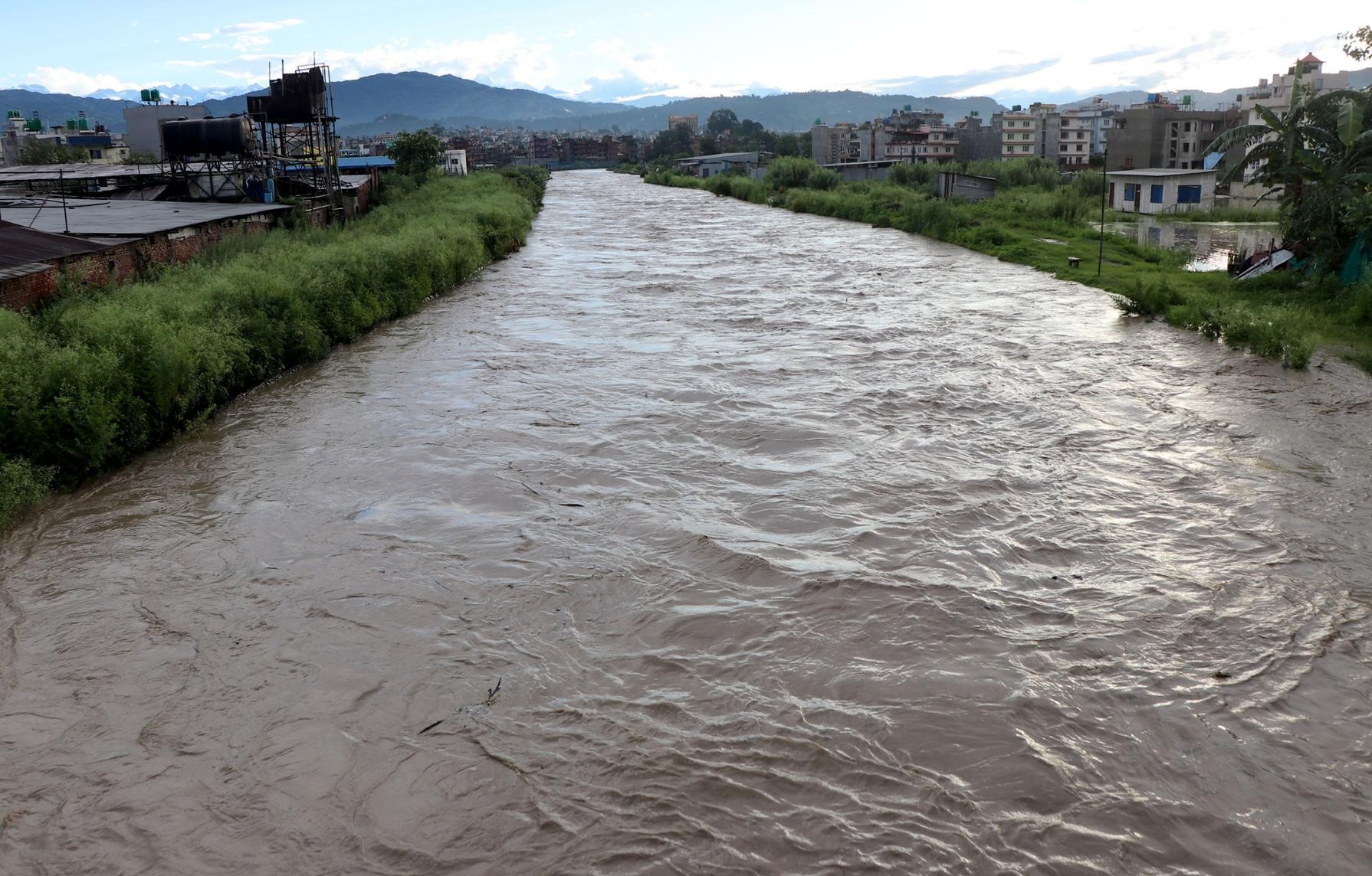 हनुमन्तेमा बाढी : मध्यरातदेखि नै भक्तपुरका विभिन्न स्थान प्रभावित लाखौँको क्षति